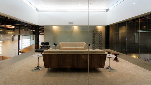 Phòng họp nhỏ được bao quanh toàn bằng kính, tạo cái nhìn thông suốt từ ngoài vào trong.