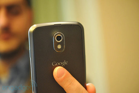 Máy ảnh 5 MP có khả năng quay phim 1080p Công nghệ chống rung Máy ảnh trước 1.3 MP. Camera có khả năng nhận diện khuân mặt.