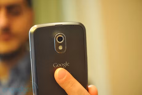 Máy ảnh 5 MP có khả năng quay phim 1080p Công nghệ chống rung Máy ảnh trước 1.3 MP. Camera có khả năng nhận diện khuân mặt.