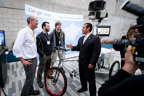 Thị trưởng trò chuyện với đội Street View của Google.