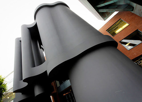 Mới đây, Google cũng khai trương một tổ hợp văn phòng rộng tổng cộng 9.300 mét vuông gần bãi biển Venice ở thành phố Los Angeles, Mỹ. Cũng như trụ sở chính tại thung lũng Silicon hay tại London, tòa nhà này được thiết kế theo phong cách sáng tạo và đầy màu sắc của Google.