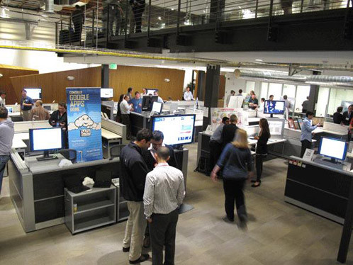 Khách tham quan văn phòng mới của Google.
