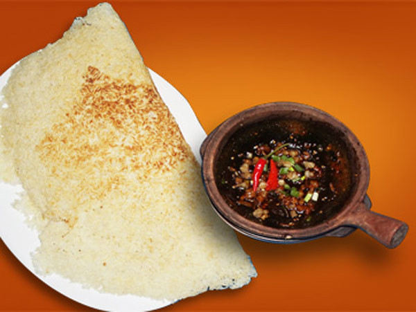 6. Cơm cháy kho quẹt Món cơm cháy đã có từ lâu nhưng cơm cháy theo kiểu An Giang thì chắc không nhiều người biết. “Quẹt” là từ địa phương Nam bộ, chỉ động tác dùng vật gì đó quẹt vào vật khác. Thực khách dùng đũa, muỗng hay cụ thể hơn là miếng cơm cháy quẹt vào nước kho quẹt và ăn. 6. Cơm cháy kho quẹt Món cơm cháy đã có từ lâu nhưng cơm cháy theo kiểu An Giang thì chắc không nhiều người biết. “Quẹt” là từ địa phương Nam bộ, chỉ động tác dùng vật gì đó quẹt vào vật khác. Thực khách dùng đũa, muỗng hay cụ thể hơn là miếng cơm cháy quẹt vào nước kho quẹt và ăn.