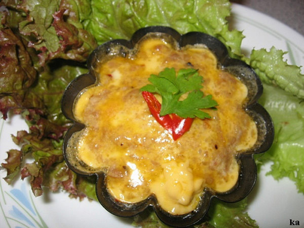 Thịt heo, cá mắm, trứng vịt muối, đều là những thứ nông dân chăn nuôi được. Cá thì ngâm mắm, trứng thì muối ăn dần, trong những ngày vụ mùa đi làm đồng về cứ sẵn trứng và cá mang ra bằm nhuyễn quậy thật đều rồi cho vào tô hấp lên chỉ chừng chục phút sau mùi thơm của nó sẽ hành hạ bạn không còn tâm trí nghĩ đến món khác. Nếu đi làm ruộng mang cơm theo cũng với món mắm chưng là đủ. Người Sài Gòn cũng rất mê món mắm chưng, những vị Việt kiều về nước cũng không tránh khỏi nỗi mê hoặc của món nhà quê này, theo dòng thời gian nay đã trở thành món đặc sản thời thượng mang đậm nét bản sắc văn hóa ăn uống quê nhà. Thịt heo, cá mắm, trứng vịt muối, đều là những thứ nông dân chăn nuôi được. Cá thì ngâm mắm, trứng thì muối ăn dần, trong những ngày vụ mùa đi làm đồng về cứ sẵn trứng và cá mang ra bằm nhuyễn quậy thật đều rồi cho vào tô hấp lên chỉ chừng chục phút sau mùi thơm của nó sẽ hành hạ bạn không còn tâm trí nghĩ đến món khác. Nếu đi làm ruộng mang cơm theo cũng với món mắm chưng là đủ. Người Sài Gòn cũng rất mê món mắm chưng, những vị Việt kiều về nước cũng không tránh khỏi nỗi mê hoặc của món nhà quê này, theo dòng thời gian nay đã trở thành món đặc sản thời thượng mang đậm nét bản sắc văn hóa ăn uống quê nhà.