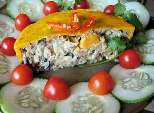 7. Mắm chưng Mắm chưng là món ăn đặc trưng thời khẩn hoang ở miền Tây Nam bộ. Những thực phẩm và gia vị để làm ra món nhà quê này không phức tạp: Thịt heo, cá mắm, lòng đỏ trứng vịt muối, tiêu hoặc ớt trộn đều rồi đun cách thủy. Nghe thì đơn giản nhưng dân thành thị có làm thử mới thấy không phải ai cũng làm cho ngon được, phải đích thực người Nam bộ ra tay mới thành món mắm chưng đúng vị, đúng nghĩa. 7. Mắm chưng Mắm chưng là món ăn đặc trưng thời khẩn hoang ở miền Tây Nam bộ. Những thực phẩm và gia vị để làm ra món nhà quê này không phức tạp: Thịt heo, cá mắm, lòng đỏ trứng vịt muối, tiêu hoặc ớt trộn đều rồi đun cách thủy. Nghe thì đơn giản nhưng dân thành thị có làm thử mới thấy không phải ai cũng làm cho ngon được, phải đích thực người Nam bộ ra tay mới thành món mắm chưng đúng vị, đúng nghĩa.