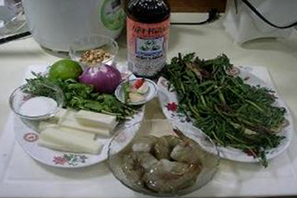 4. Gỏi rau dút Món gỏi rau dút với phần đọt non tước bỏ lá chẻ đôi, trần qua nước sôi cho tái bớt rồi trộn với tôm bạc đất, thịt ba chỉ, mực khô thái sợi cùng với hành tây, giấm đường ăn kèm cùng bánh phồng tôm, chấm nước mắm chua ngọt thì chẳng thứ gỏi rau nào vượt nổi. Cái giòn, cái đậm đà đầy đủ vị đặc trưng của thứ gỏi vừa cổ truyền vừa hiện đại này. 4. Gỏi rau dút Món gỏi rau dút với phần đọt non tước bỏ lá chẻ đôi, trần qua nước sôi cho tái bớt rồi trộn với tôm bạc đất, thịt ba chỉ, mực khô thái sợi cùng với hành tây, giấm đường ăn kèm cùng bánh phồng tôm, chấm nước mắm chua ngọt thì chẳng thứ gỏi rau nào vượt nổi. Cái giòn, cái đậm đà đầy đủ vị đặc trưng của thứ gỏi vừa cổ truyền vừa hiện đại này.