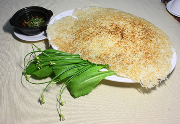 Một người dân tại An Giang chia sẻ: “Ngày xưa, ông bà mình còn nghèo, nhất là cánh nông dân chúng tôi. Đôi khi chỉ cần vài muỗng nước mắm với ít tóp mỡ, kho cho đến khi cạn đáy rồi lấy đũa quẹt một cái là chúng tôi ăn đến nửa chén cơm. Vậy mà ngon "thấu trời"!”. Một người dân tại An Giang chia sẻ: “Ngày xưa, ông bà mình còn nghèo, nhất là cánh nông dân chúng tôi. Đôi khi chỉ cần vài muỗng nước mắm với ít tóp mỡ, kho cho đến khi cạn đáy rồi lấy đũa quẹt một cái là chúng tôi ăn đến nửa chén cơm. Vậy mà ngon "thấu trời"!”.