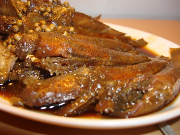 1. Cá bống dừa kho tiêu Cá bống dừa mang về vùi tro bếp đánh vảy rồi làm sạch bằng nắm lá ổi hoặc lá sả để cá thật trắng và không còn mùi tanh. Món cá bống dừa ướp muối, tiêu, nước màu, nước mắm, đường kho khô cho sệt trong nồi đất, rắc thêm tiêu xay và cho vào muỗng mỡ nước trước khi nhắc xuống khỏi bếp, ăn với cháo trắng hoặc cơm nếp thì không gì ngon bằng. 1. Cá bống dừa kho tiêu Cá bống dừa mang về vùi tro bếp đánh vảy rồi làm sạch bằng nắm lá ổi hoặc lá sả để cá thật trắng và không còn mùi tanh. Món cá bống dừa ướp muối, tiêu, nước màu, nước mắm, đường kho khô cho sệt trong nồi đất, rắc thêm tiêu xay và cho vào muỗng mỡ nước trước khi nhắc xuống khỏi bếp, ăn với cháo trắng hoặc cơm nếp thì không gì ngon bằng.