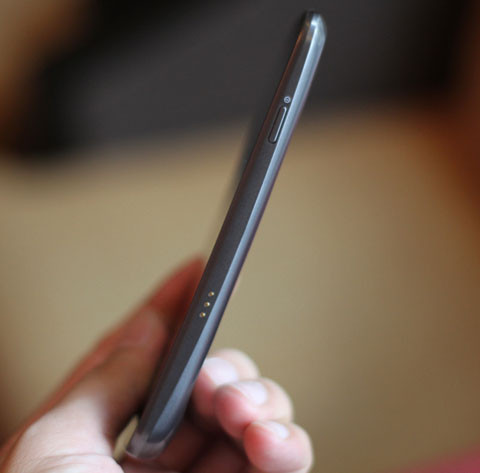 Nút khóa màn hình đặt bên cạnh phải