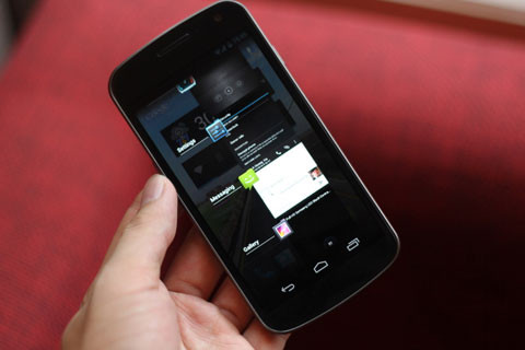 Đa nhiệm giống tablet chạy Honeycomb.