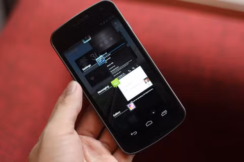 Đa nhiệm giống tablet chạy Honeycomb.