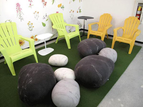 Một phòng họp khác với những chiếc ghế trông như hòn đá cuội.