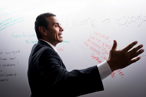 Thị trưởng thành phố Los Angeles Antonio Villaraigosa phát biểu tại lễ khai trương văn phòng mới của Google tại đây.