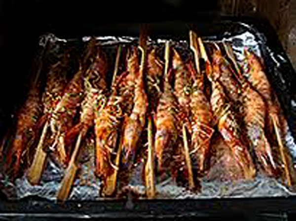 3. Tôm bạc nướng đất Món tôm bạc đất nướng cọng dừa ngon nhất vào lúc lúa gần chín. Tôm mập tròn nhờ ăn những mài lúa rơi rụng xuống ruộng ngoài đồng. Lấy một cọng sống lá dừa xiên ngang thân tôm tươi mỗi xâu chừng 5-6 con. Nếu tẩm được gia vị càng tốt, bằng không cứ để thế nướng trên lửa rơm, vỏ tôm táp cháy nhưng thịt tôm vẫn đỏ mềm, chấm ăn với nước mắm me sền sệt chua, ăn cả phần đuôi bởi nó cũng giòn tan thơm lựng. 3. Tôm bạc nướng đất Món tôm bạc đất nướng cọng dừa ngon nhất vào lúc lúa gần chín. Tôm mập tròn nhờ ăn những mài lúa rơi rụng xuống ruộng ngoài đồng. Lấy một cọng sống lá dừa xiên ngang thân tôm tươi mỗi xâu chừng 5-6 con. Nếu tẩm được gia vị càng tốt, bằng không cứ để thế nướng trên lửa rơm, vỏ tôm táp cháy nhưng thịt tôm vẫn đỏ mềm, chấm ăn với nước mắm me sền sệt chua, ăn cả phần đuôi bởi nó cũng giòn tan thơm lựng.