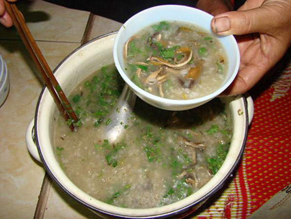 5. Cháo trăn Nồi cháo trăn bốc khói được dọn ra thơm phức. Thịt trăn vàng lựng chặt miếng vuông xen lẫn mấy thớt mỡ trăn bóng ngần mới trông đã phát thèm, cắn một cái sừn sựt, béo, ngọt, là lạ đến tê đầu lưỡi. Người ta nói: Về Miệt Thứ mà chưa ăn cháo trăn thì chưa thấy hết cái đã, cái hương vị thời khẩn hoang của vùng bán đảo Cà Mau. Nếu bạn được đi ăn cháo trăn ngoài vàm sông Trẹm thì thật thơ mộng! 5. Cháo trăn Nồi cháo trăn bốc khói được dọn ra thơm phức. Thịt trăn vàng lựng chặt miếng vuông xen lẫn mấy thớt mỡ trăn bóng ngần mới trông đã phát thèm, cắn một cái sừn sựt, béo, ngọt, là lạ đến tê đầu lưỡi. Người ta nói: Về Miệt Thứ mà chưa ăn cháo trăn thì chưa thấy hết cái đã, cái hương vị thời khẩn hoang của vùng bán đảo Cà Mau. Nếu bạn được đi ăn cháo trăn ngoài vàm sông Trẹm thì thật thơ mộng!