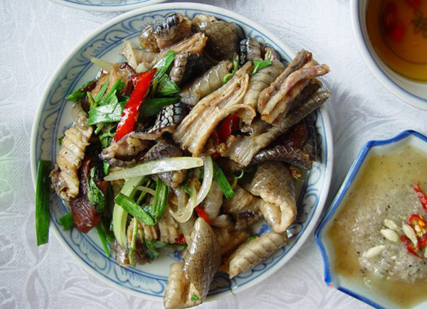 Thịt tắc kè thơm ngon lạ lùng! Đặc biệt là phần đuôi… béo ngậy, bồi bổ ngũ tạng, lục phủ, vì nơi đây tập trung mỡ và xương sụn. Tắc kè xào lăn mà có thêm “đế” thì khỏi chê! Nhưng không phải ai cũng có thể dùng món quí hiếm này! Thịt tắc kè thơm ngon lạ lùng! Đặc biệt là phần đuôi… béo ngậy, bồi bổ ngũ tạng, lục phủ, vì nơi đây tập trung mỡ và xương sụn. Tắc kè xào lăn mà có thêm “đế” thì khỏi chê! Nhưng không phải ai cũng có thể dùng món quí hiếm này!