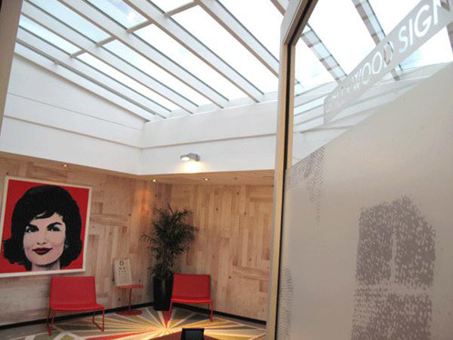 Tác phẩm nghệ thuật treo trong một căn phòng.