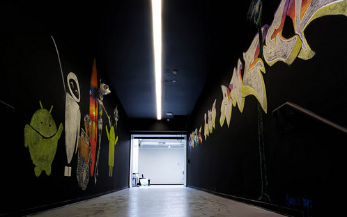 Các tác phẩm graffiti bằng phấn trên một hàng lang.