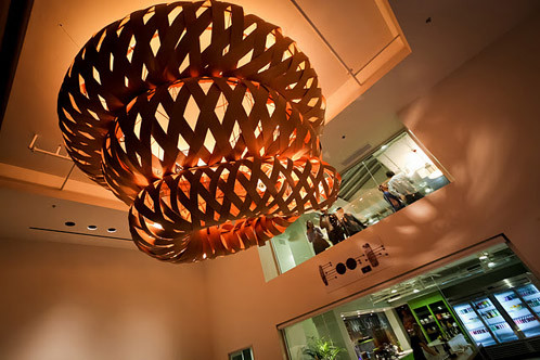 Đèn lồng làm bằng gỗ treo trên trần nhà của phòng chơi game.