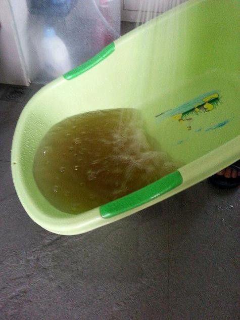 Nước sinh hoạt màu vàng, mùi tanh