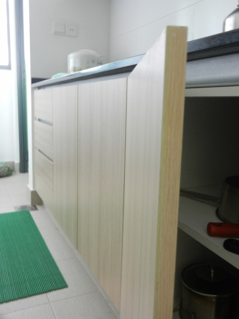 Hầu hết cánh cửa tủ bếp nhà anh Thủy đều được anh tự dán mới lại