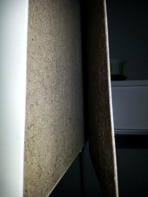 Tấm gỗ ép trong nhà bếp của gia đình anh Lê Xuân Thủy phòng 0409 bỗng dưng rời ra, chủ nhân ngôi nhà phải thuê thợ dán lại.