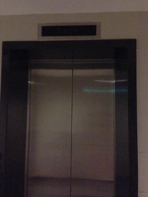 Đáng nói nhất là hệ thống thang máy liên tục hỏng, báo lỗi không vận hành được (ảnh do cư Ban đại diện cư dân tòa E - Chung cư Mulberry Lane cung cấp)