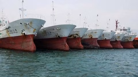 Đây là 45 con tàu đầu tiên (trong số 100 tàu) đã được Công ty Đức Khải mua từ Hàn Quốc sẽ về Việt Nam vào cuối tháng 8 tới.