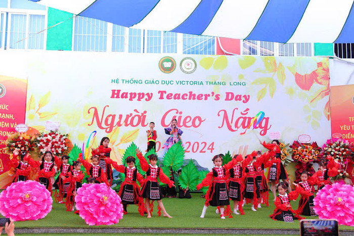 Ngày 20/11, hệ thống giáo dục Victoria Thăng Long (Hà Nội) tổ chức lễ niệm ngày Nhà giáo Việt Nam năm học 2024-2025 4fd7df4e28ad93f3cabc.jpg