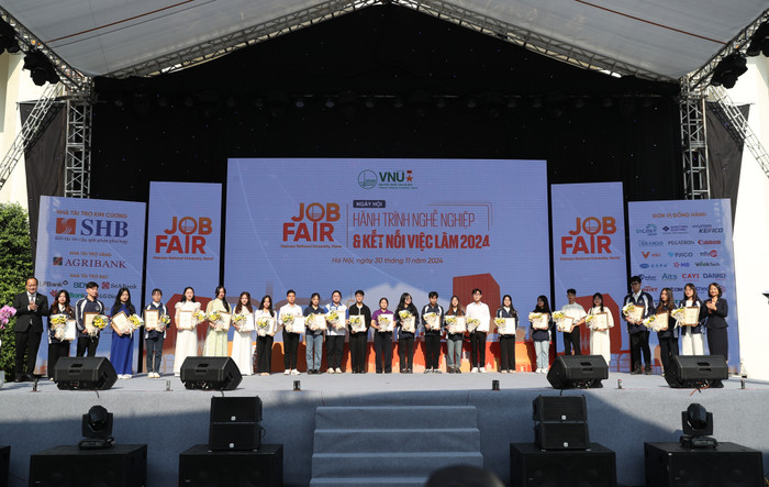 Lãnh đạo Đại học Quốc gia Hà Nội và đại diện nhà tài trợ trao các suất học bổng cho sinh viên Đại học Quốc gia Hà Nội VNU JobFair VNU 2024 (31).jpg