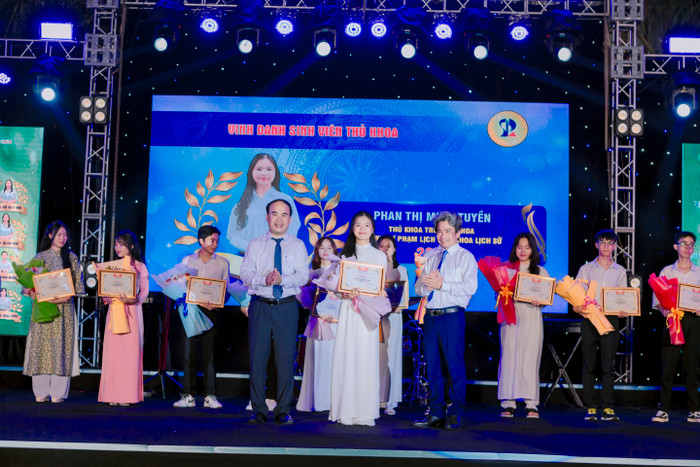 Trường Đại học Sư phạm - Đại học Đà Nẵng vinh danh và khen thưởng sinh viên xuất sắc và Thủ khoa đầu vào khóa tuyển sinh 2024 (Ảnh minh họa: UED) 2 (2).jpg