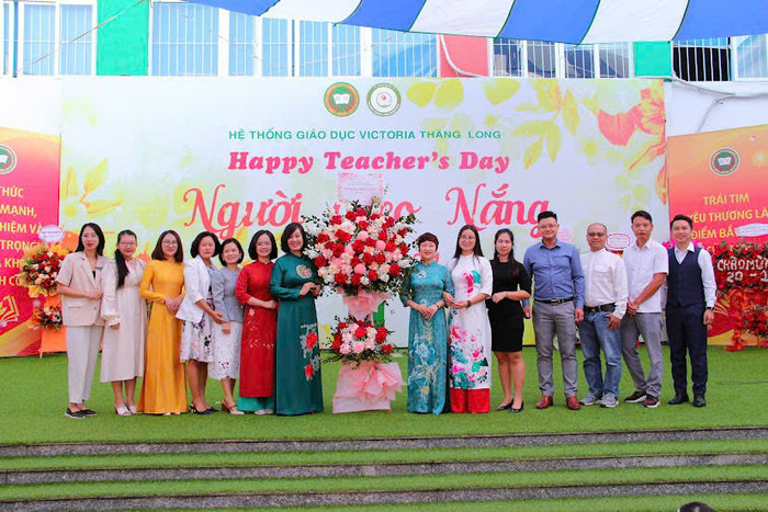 Theo Giám đốc điều hành nhà trường - Phó giáo sư, Tiến sĩ Nguyễn Thị Ngân Hoa: "Thầy cô, bằng tất cả sự tận tâm của mình, bằng tình yêu và niềm tin với nghề, là những người kiến tạo nên giá trị của Victoria Thăng Long trong thời gian qua cũng như trong tương lai" 3a1173bc845f3f01664e.jpg