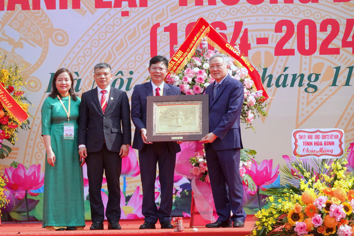 Phó Thủ tướng thường trực Chính phủ Nguyễn Hòa Bình chúc mừng thầy và trò Trường Đại học Lâm nghiệp. 8f77a6c586ee3db064ff.jpg