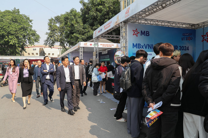 Giám đốc Đại học Quốc gia Hà Nội Lê Quân, Phó Giám đốc Đại học Quốc gia Hà Nội Đào Thanh Trường và lãnh đạo một số ban chức năng của ĐHQGHN tham quan các gian tư vấn tuyển dụng tại VNU Job Fair 2024 VNU - Giam doc DHQGHN Le Quan di tham cac gian hang (5).jpg