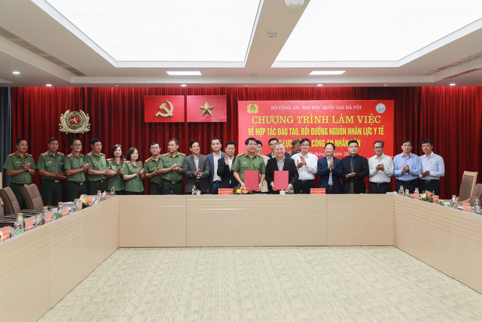Đại diện lãnh đạo Trường Đại học Kỹ thuật - Hậu cần Hậu cần Công an nhân dân và Trường Đại học Y Dược, Đại học Quốc gia Hà Nội ký Quy chế phối hợp VNU - Truong DH Y Duoc (DHQGHN) hop tac voi Truong DH KTHC (Bo CA) (43).jpg