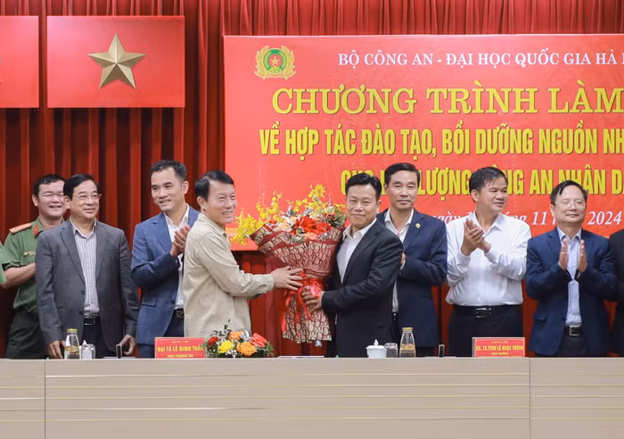 VNU - Truong DH Y Duoc (DHQGHN) hop tac voi Truong DH KTHC (Bo CA) (44).JPG