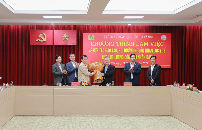 Bộ trưởng Lương Tam Quang tặng hoa chúc mừng Giám đốc Đại học Quốc gia Hà Nội Lê Quân, các Phó Giám đốc và lãnh đạo các đơn vị thuộc Đại học Quốc gia Hà Nội nhân dịp kỷ niệm 42 năm ngày Nhà giáo Việt Nam VNU - Truong DH Y Duoc (DHQGHN) hop tac voi Truong DH KTHC (Bo CA) (45).jpg