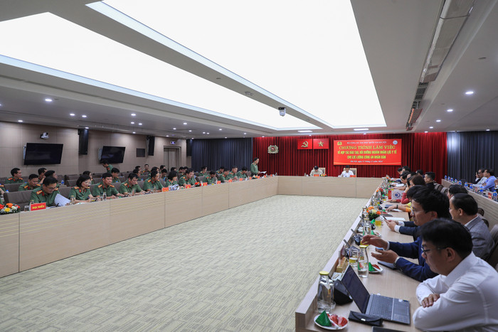 Quang cảnh buổi làm việc VNU - Truong DH Y Duoc (DHQGHN) hop tac voi Truong DH KTHC (Bo CA) (1).jpg