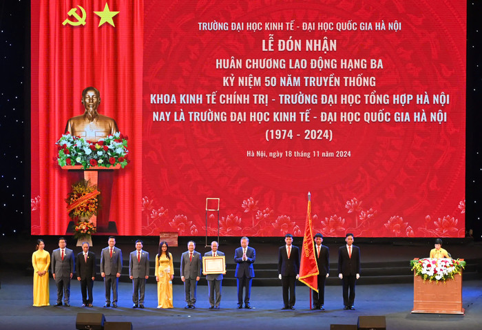 Tổng Bí thư Tô Lâm trao tặng Huân chương Lao động hạng Ba cho Trường Đại học Kinh tế - Đại học Quốc gia Hà Nội 16.jpg