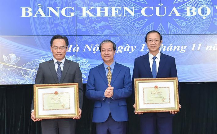 Bộ trưởng Nguyễn Kim Sơn trao Bằng khen cho Thứ trưởng Phạm Ngọc Thưởng và Thứ trưởng Hoàng Minh Sơn vì có thành tích xuất sắc trong tổ chức Kỳ thi tốt nghiệp trung học phổ thông giai đoạn 2020-2024 2.jpg