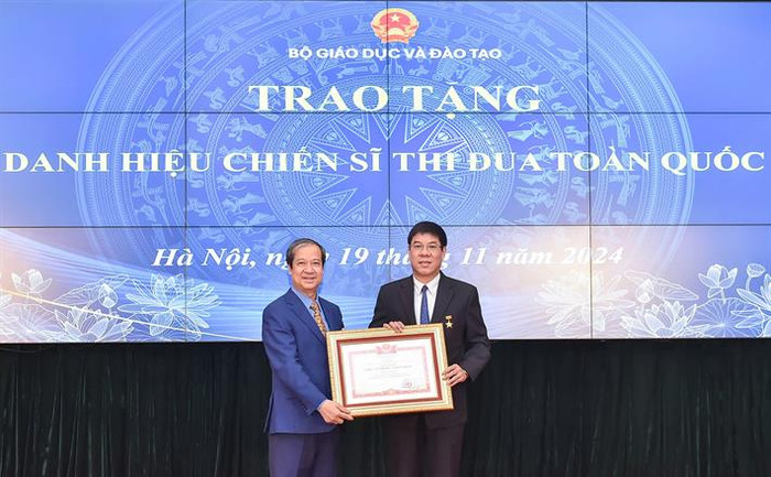 Bộ trưởng Nguyễn Kim Sơn trao danh hiệu chiến sĩ thi đua toàn quốc cho Giáo sư, Tiến sĩ Huỳnh Văn Chương 3.jpg
