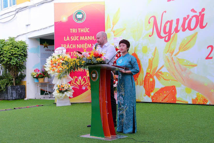 Nhà giáo Nguyễn Thị Vĩnh Hà – Hiệu trưởng Trường Tiểu học và Trung học cơ sở Victoria Thăng Long thay mặt cho Ban Giám hiệu các nhà trường trong hệ thống giáo dục Victoria Thăng Long chia sẻ tại buổi lễ 4c4b83e77404cf5a9615.jpg