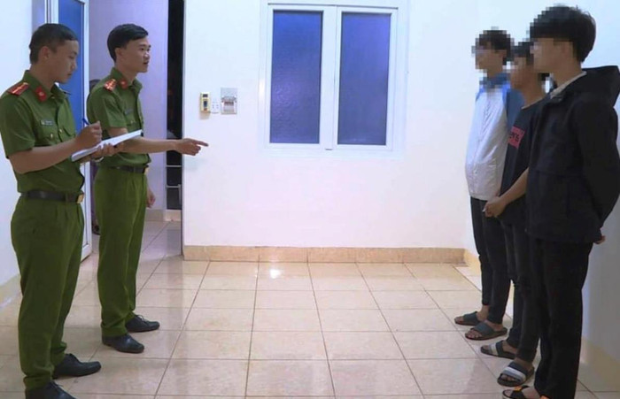Cơ quan công an triệu tập, nhắc nhở một nhóm học sinh vi phạm pháp luật. Ảnh: CA