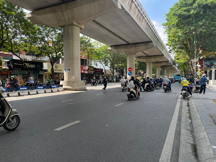 Vì khu vực này chưa lắp đặt cầu vượt dành cho người đi bộ, lại gần sát ngã tư nên ngoài hình ảnh sinh viên băng qua đường thì còn dễ dàng bắt gặp hình ảnh sinh viên đi xe máy nối đuôi nhau để sang hướng ngược lại. Vì khu vực này chưa lắp đặt cầu vượt dành cho người đi bộ, lại gần sát ngã tư nên ngoài hình ảnh sinh viên băng qua đường thì còn dễ dàng bắt gặp hình ảnh sinh viên đi xe máy nối đuôi nhau để sang hướng ngược lại.