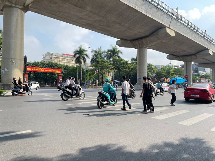 Sinh viên qua đường trước cổng Trường Đại học Thương Mại, nhiều bạn cho rằng dù qua đường vào thời điểm nào cũng đều vất vả. Sinh viên qua đường trước cổng Trường Đại học Thương Mại, nhiều bạn cho rằng dù qua đường vào thời điểm nào cũng đều vất vả.