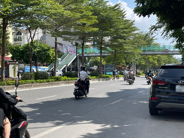 Một sinh viên đi bộ qua đường ngay trước cổng Trường Cao đẳng Cộng đồng Hà Nội. Ngay cạnh cổng trường có cầu vượt đi bộ nhưng có rất ít người đi lại. Một sinh viên đi bộ qua đường ngay trước cổng Trường Cao đẳng Cộng đồng Hà Nội. Ngay cạnh cổng trường có cầu vượt đi bộ nhưng có rất ít người đi lại.