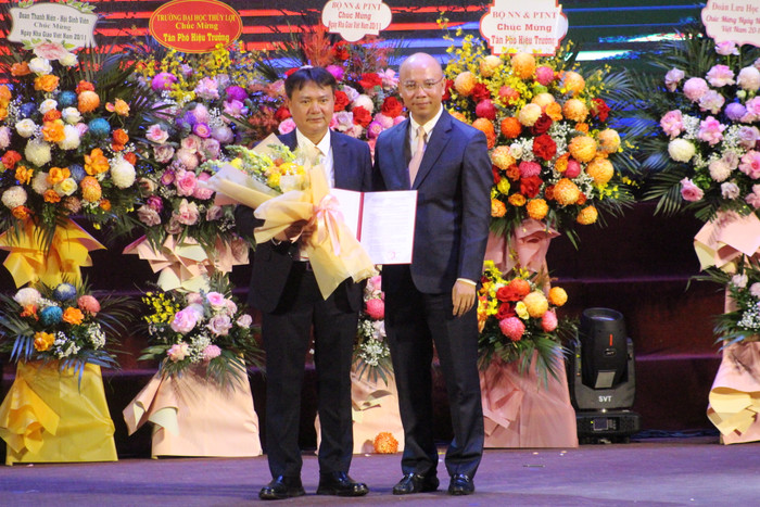 Tân Phó Hiệu trưởng Trường Đại học Thủy lợi nhận hoa và quyết định bổ nhiệm. Ảnh: T.D