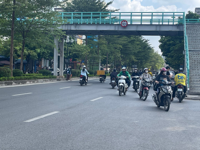 Trước cổng Trường Đại học Phương Đông, dù trên đường Trung Kính đã lắp đặt cầu vượt cho người đi bộ nhưng các sinh viên vẫn chọn cách đi bộ sang đường ngay dưới chân cầu. Các sinh viên khác cũng vô tư đi xe máy ngược chiều để đến trường. Trước cổng Trường Đại học Phương Đông, dù trên đường Trung Kính đã lắp đặt cầu vượt cho người đi bộ nhưng các sinh viên vẫn chọn cách đi bộ sang đường ngay dưới chân cầu. Các sinh viên khác cũng vô tư đi xe máy ngược chiều để đến trường.