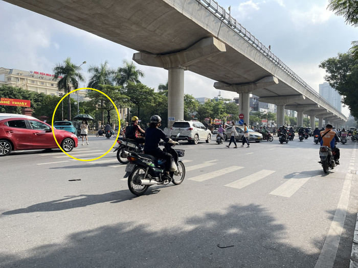 Thời điểm phóng viên ghi nhận, sinh viên trong ô khoanh màu vàng loay hoay mãi mới sang đường được. Dù lúc này đường Hồ Tùng Mậu trước cổng Trường Đại học Thương Mại không quá đông nhưng tốc độ di chuyển của các phương tiện là khá nhanh nên nếu không chú ý quan sát rất dễ xảy ra va chạm giao thông. Thời điểm phóng viên ghi nhận, sinh viên trong ô khoanh màu vàng loay hoay mãi mới sang đường được. Dù lúc này đường Hồ Tùng Mậu trước cổng Trường Đại học Thương Mại không quá đông nhưng tốc độ di chuyển của các phương tiện là khá nhanh nên nếu không chú ý quan sát rất dễ xảy ra va chạm giao thông.
