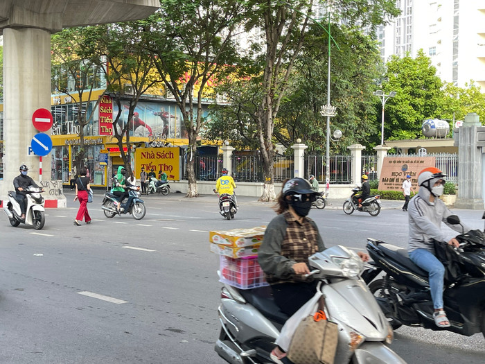 Một sinh viên băng qua đường Xuân Thủy, trước cổng Học viện Báo chí và Tuyên truyền. Một sinh viên băng qua đường Xuân Thủy, trước cổng Học viện Báo chí và Tuyên truyền.